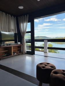 Et tv og/eller underholdning på Casa 03 quartos com vista incrivel - Itanema Angra dos Reis