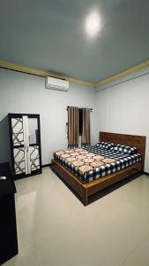 Tempat tidur dalam kamar di Setiya Homestay