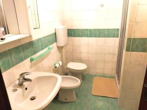 a bathroom with a sink and a toilet at Confortevole Appartamento Il Sorriso piano terra ingresso e parcheggio indipendente per una tranquilla privacy in Lugo