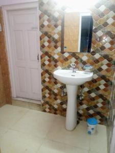 uma casa de banho com um lavatório e um espelho em Akash Homestay em Shimla