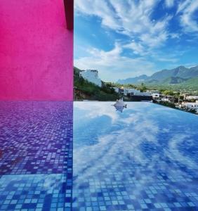 un collage de tres fotos de una piscina en Habitación en Casa Estudio Guerrero en Santiago