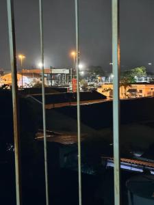 Blick auf die Stadt in der Nacht mit Straßenbeleuchtung in der Unterkunft Apartamento com vista para palco festival in Chapada dos Guimarães