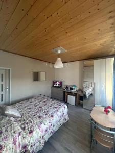um quarto com uma cama e um tecto de madeira em La Casa di Mimmo em Gradara