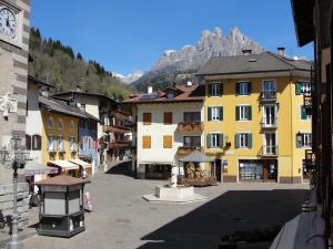 a city street with buildings and a mountain in the background at Casa Giulia in Fiera di Primiero