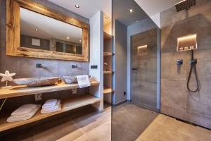 une salle de bain avec lavabo et douche dans l'établissement Sunshine Apartment Wood'n Rustic, à Garmisch-Partenkirchen 16 autres photos