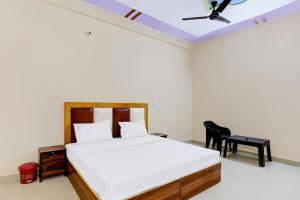 a bedroom with a bed and a ceiling fan at Super OYO Hotel Blu Moon in Ghaziabad