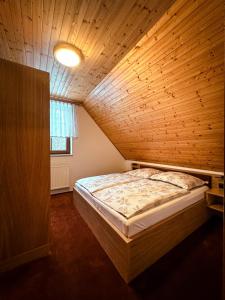 Postel nebo postele na pokoji v ubytování Apartmany Kolb Ramzová