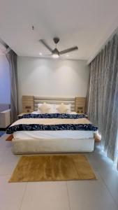 - une chambre avec un lit et un ventilateur de plafond dans l'établissement Interstellar View at 22nd Floor, à New Delhi