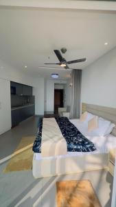 - une chambre avec un grand lit blanc dans l'établissement Interstellar View at 22nd Floor, à New Delhi