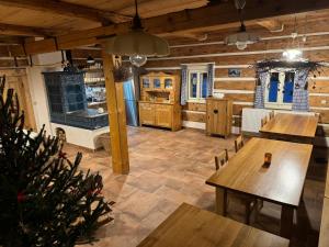 Boutique Cottage Tkalcovna في روكيتنسي ناد جيزيرو: غرفة طعام مع أرضيات خشبية وطاولات خشبية