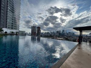 een zwembad bovenop een gebouw met een stad bij Datum Jelatek Sky Resident KLCC by Deen in Kuala Lumpur