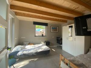 En eller flere senge i et værelse på Homestay D36 cosy room and private bathroom