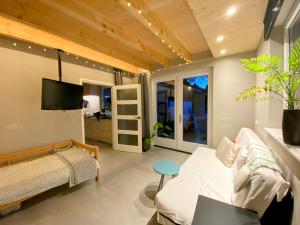 Et tv og/eller underholdning på Homestay D36 cosy room and private bathroom