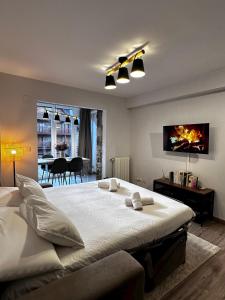 מיטה או מיטות בחדר ב-Precioso apartamento con vistas a pistas y garaje