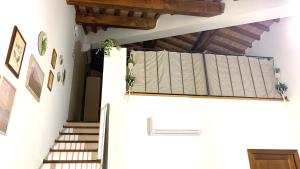 un escalier menant à la porte d'entrée d'une maison dans l'établissement Appartamento incantevole con Piscina, à Castiglione del Lago