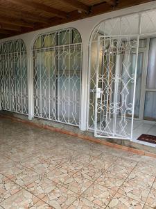 an iron gate on the side of a house at Logement avec parking à proximité de l’aéroport in Les Abymes