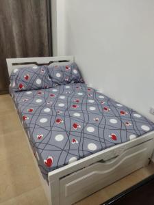 ハルガダにあるHurghada City Apartment 3のベッドカバーと枕が備わるドミトリールームのベッド1台分です。