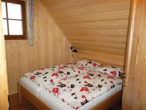 sypialnia z łóżkiem w drewnianym pokoju w obiekcie Chata Sipkova II w Tierchowej