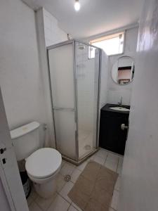 ein Bad mit einem WC, einer Dusche und einem Waschbecken in der Unterkunft Lindo 2 Qts Vaga Búzios vista deslumbrante do Mar in Búzios