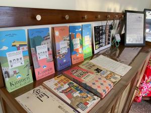 une table recouverte de beaucoup de livres dans l'établissement 小憩人輕旅, à Jinning