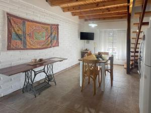 uma cozinha com uma mesa e uma sala de jantar em Complejo Hermoseños - by Me Nomad em Monte Hermoso