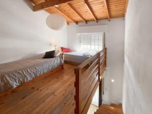 Un dormitorio con una cama y suelo de madera. en Complejo Hermoseño - by Me Nomad, en Monte Hermoso 20 fotos más