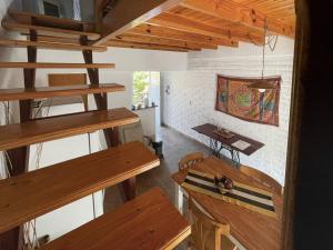 una cocina con mesas de madera y escaleras en una habitación en Complejo Hermoseños - by Me Nomad en Monte Hermoso