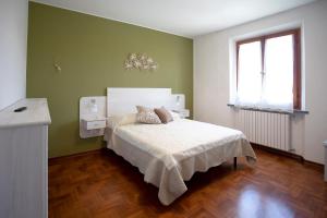a small bedroom with a bed and a window at B&B GREEN HOUSE in Cascina
