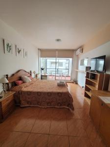 Habitación grande con cama y TV. en ¡Hermoso departamento Bs As! en Buenos Aires
