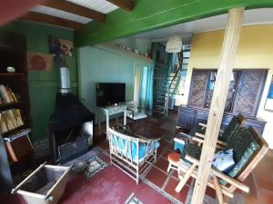 ein Wohnzimmer mit Kamin und Luftblick in der Unterkunft casa do morro linda vista para ate 08 pessoas in Imbituba