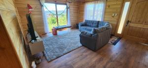 a living room with a couch and a television at Amplia Casa 6-8 personas, Sector tranquilo in Dalcahue