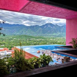 vistas a una piscina con montañas de fondo en Habitación en Casa Estudio Guerrero en Santiago