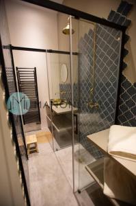 a bathroom with a glass shower and a sink at Extérieur Chartrons Jardin Public Quais Quinconces XAVIER ARNOZAN in Bordeaux