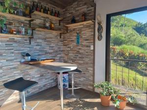 a bar in a patio with a window and a table at Apartment Ujarraz Irola's in Cartago