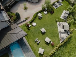 una vista aérea de un patio con mesas y sillas en Hotel Alpenrose, en Carezza al Lago