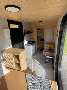 eine Küche und ein Wohnzimmer eines winzigen Hauses in der Unterkunft Tatry Panorama House in Zuberec