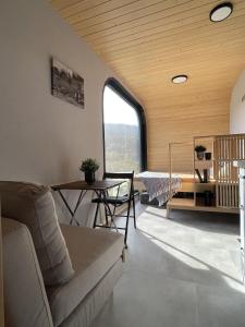 ein Wohnzimmer mit einem Sofa und einem Tisch in der Unterkunft Tatry Panorama House in Zuberec