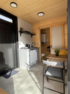 eine kleine Küche mit einem Tisch und einem Herd in der Unterkunft Tatry Panorama House in Zuberec