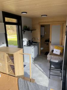 eine Küche und ein Wohnzimmer eines winzigen Hauses in der Unterkunft Tatry Panorama House in Zuberec