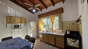 科隆ALQUILER DAN的配有冰箱、桌椅的厨房