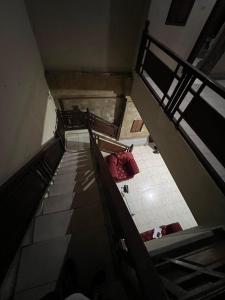 einen Blick über eine Treppe in einem Gebäude in der Unterkunft Rodin Bali Hostel in Seminyak