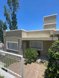 uma casa com uma cerca em frente em Brisas del Sur em Villa Carlos Paz