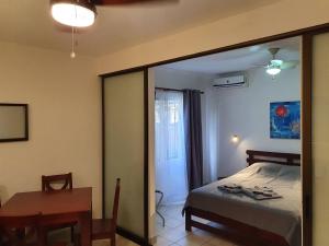- une chambre avec un lit, une table et un miroir dans l'établissement Apart otel Marina Loft 101, à Coco