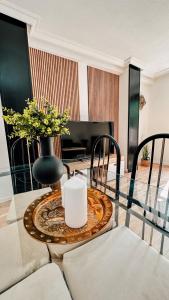 薩拉曼卡的住宿－La terraza de Alex，客厅配有玻璃桌和椅子