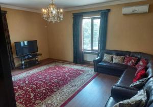 uma sala de estar com um sofá e uma televisão em GOAL ApartmentS 2 em Tbilisi