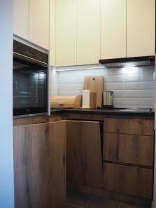 eine Küche mit weißen Schränken und einer Arbeitsplatte in der Unterkunft Apartman Duda in Kopaonik