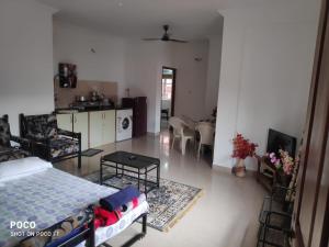 sala de estar con cama y cocina en 2 bhk Calangute - Baga road Saldanha Kyle Gardens en Calangute