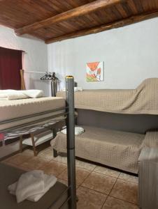 Villa Los Aromos的住宿－CÁBAÑAs , S,E,2，客房设有两张双层床和一张沙发。