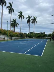 um campo de ténis com palmeiras ao fundo em Life of Montego Bay em Montego Bay