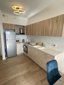 cocina con nevera y fregadero en Beautiful 2BR near Mahane Yehuda en Jerusalén